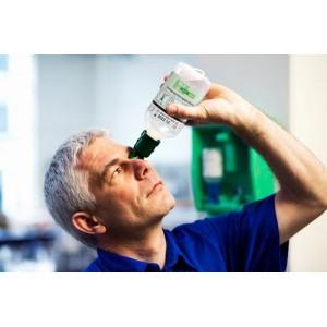 Steklenička za izpiranje oči s 500 ml 0,9 % fiziološke raztopine (natrijev klorid)