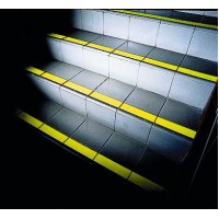 Nedrseči, samolepilni trakovi, širine 50 mm, svetleči