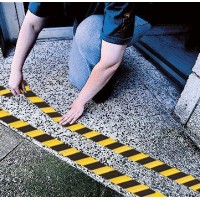 Nedrseči, samolepilni trakovi, širine 50 mm, črno/rumeni