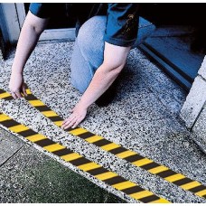 Nedrseči, samolepilni trakovi, širine 50 mm, črno/rumeni